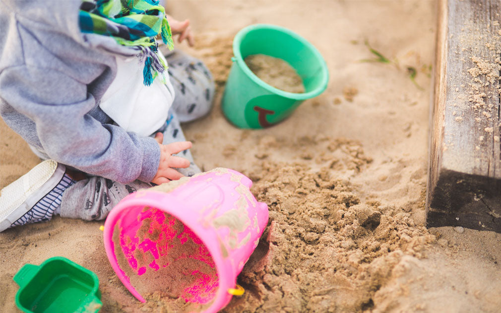 Sandbox with roof: fun with sun protection